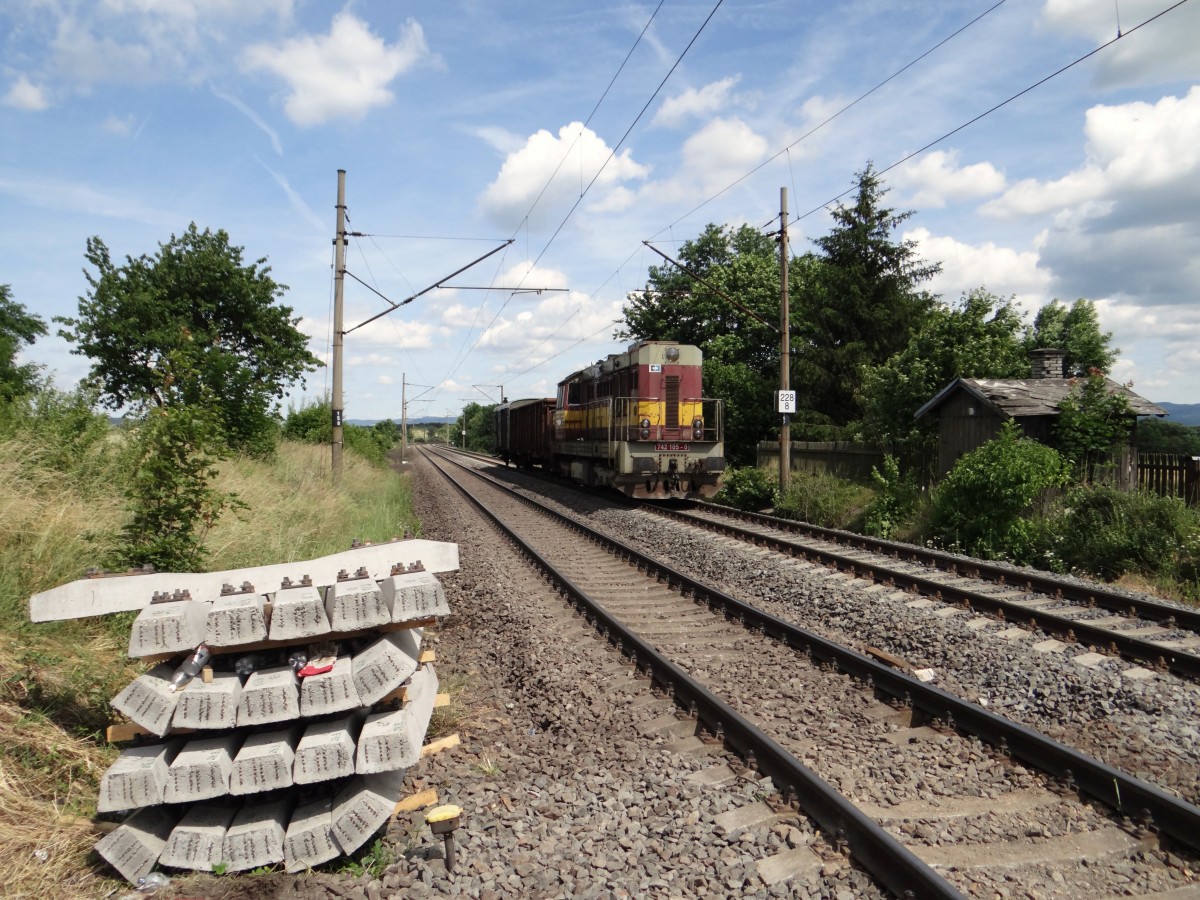 742 105-0 zusehen mit einer Übergabe am 19.06.14 bei Vokov.