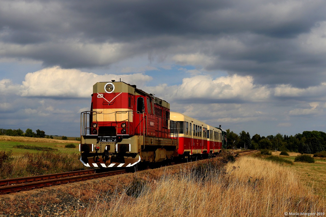 742 187 mit den Sonderzug Os 95952 bei Nová Ves, 14.09.2019