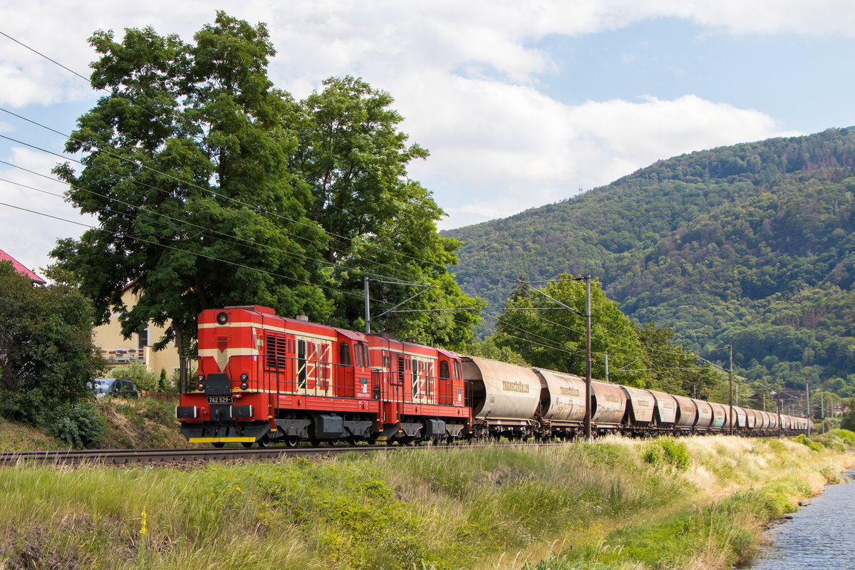 742 529-1 + 742 522-6 sind am 7. Juli 2019 in Usti nad Labem unterwegs gen Norden.