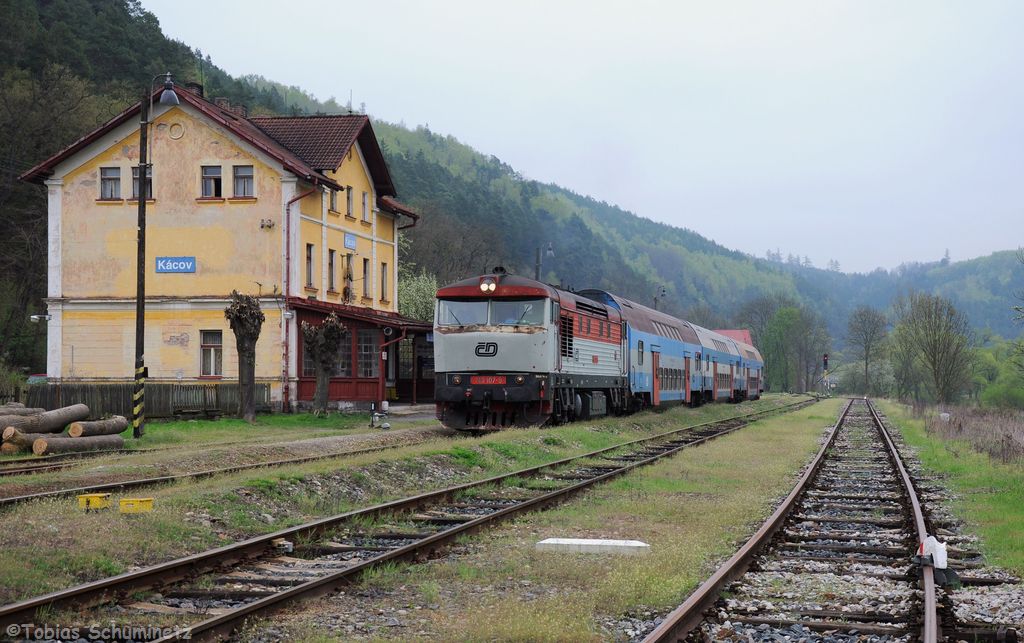 749 107 mit Os9206 von Světlá nad Sázavou nach Praha hl.n. am 28.04.2013 in Kácov