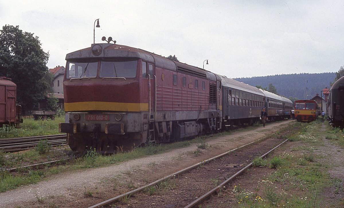 751010 mit Zug 9212 nach Cercany im Bahnhof Zruc nad Sazavou am 6.7.1992 um 11.15 Uhr.