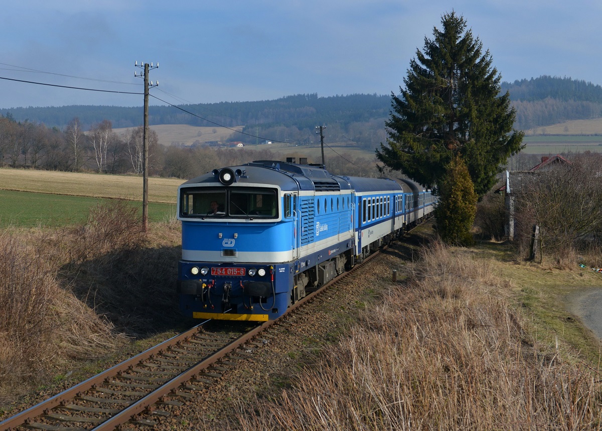 754 015 mit einem R nach Prag am 26.02.2014 bei Hodousice. 