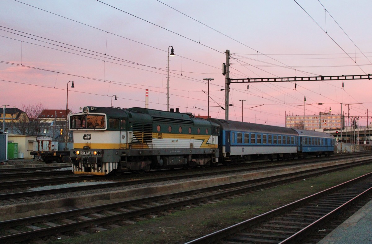 754 045-3 hier zu sehen am 27.12.15 in Plzeň hl.n.