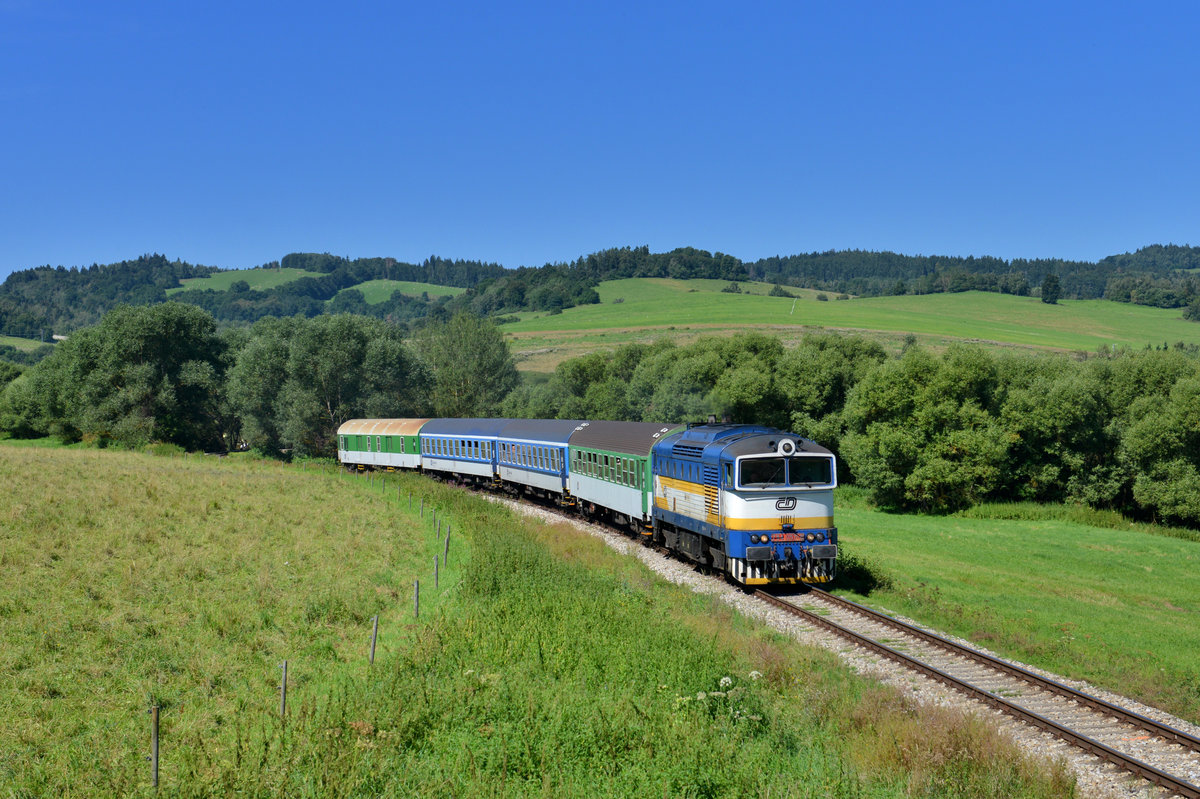 754 057 mit einem Os am 08.08.2016 bei Horice na Sumave. 