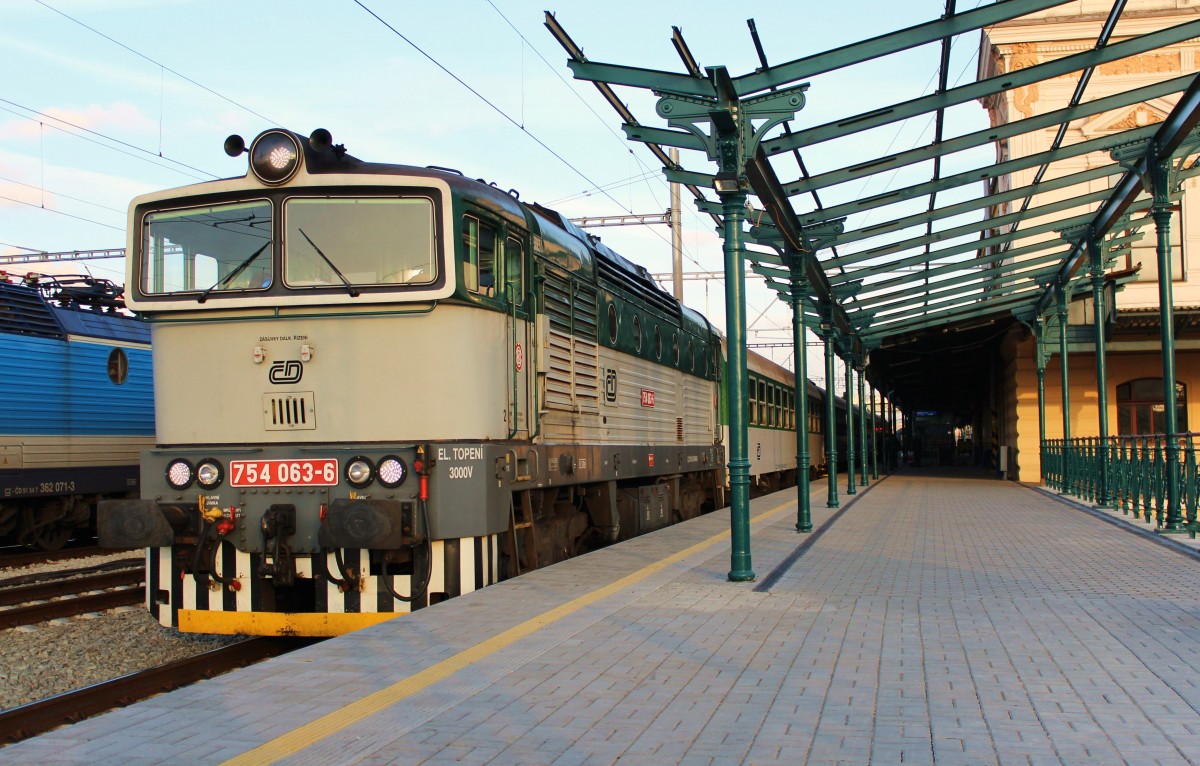 754 063-6 hier in Plzeň hl.n. mit dem Os 7414 nach Domažlice am 30.12.15.