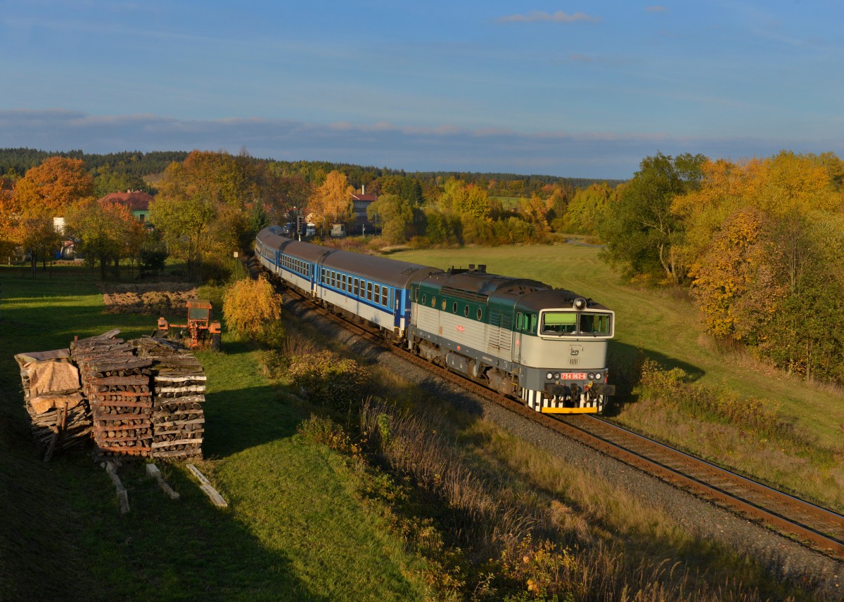 754 063 mit Os 7412 am 26.10.2015 bei Blizejov. 