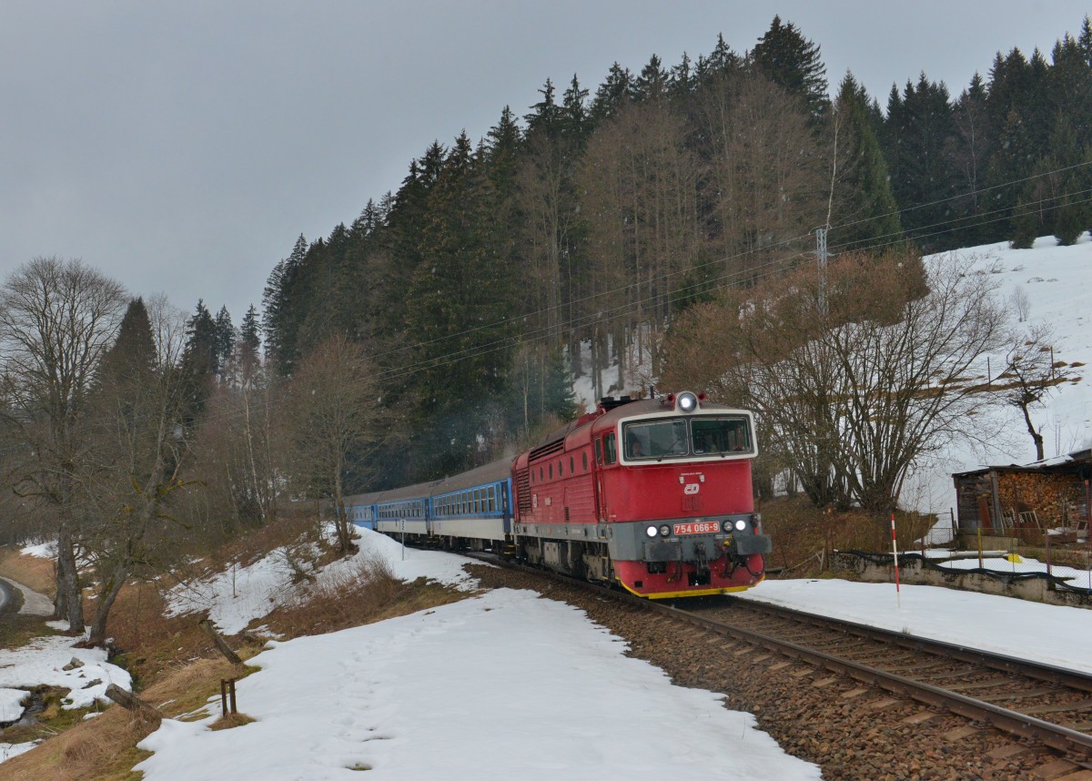 754 066 mit Os 7501 am 22.02.2015 bei elezn Ruda-Albětn.