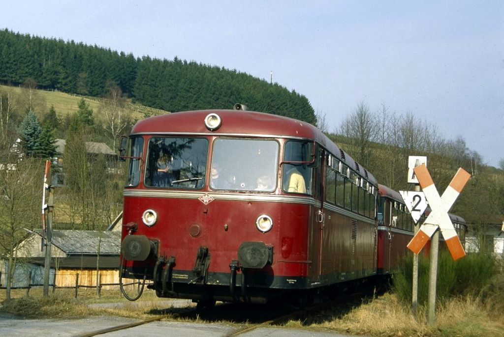 796 690 mit 996 299 und 796 802 bei Gleidorf (Strecke Wennemen - Schmallenberg) am 09.02.1998.