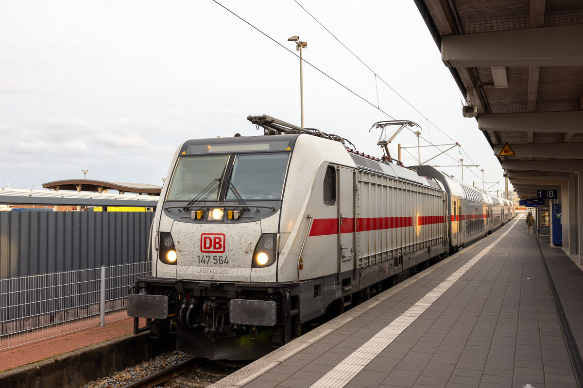 8. Oktober 2024. IC von Köln nach Norddeich Mole. Hier Ankunft an der Endstation in Norddeich Mole. Zuglok 147 564