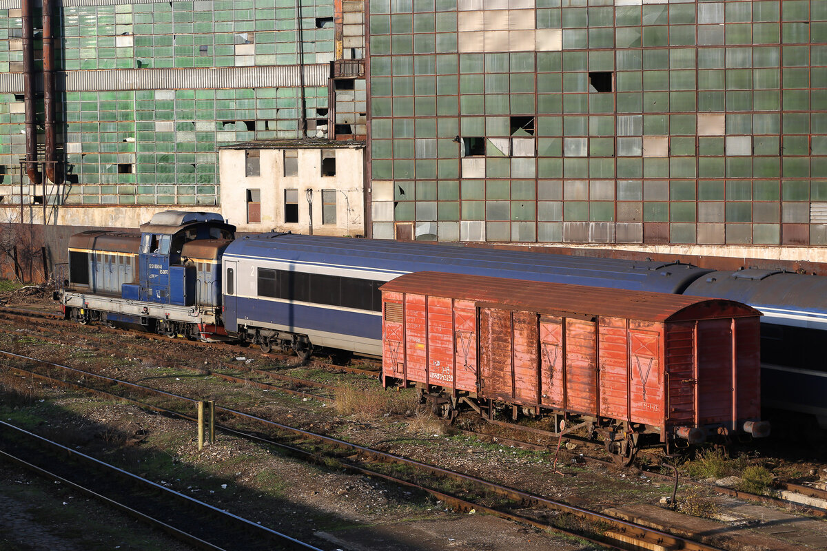 80 0 414-0 Diesellok rangiert am 13.12.24 etwas westlich vom Gara du Nord in Bukarest Wägen hin und her. Von einer Fussgängerbrücke aus kann man dem Treiben gut folgen.