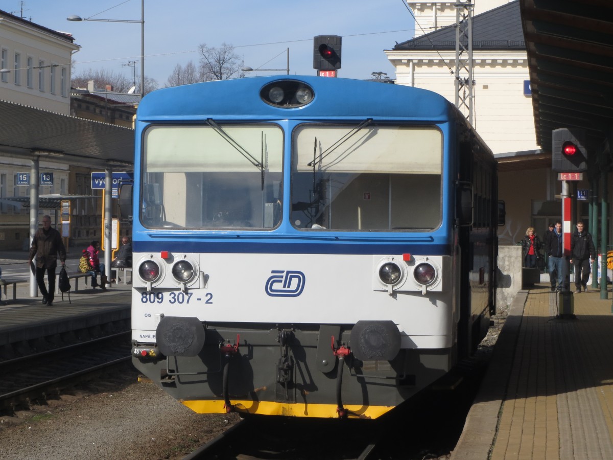 809-307-2 am 02.03.2014 im Kopfbahnhof Troppau Ost (Opava vychod) vor der Abfahrt nach Eckersdorf (Jakartovice). Die Strecke wird im April 2014 stillgelegt.