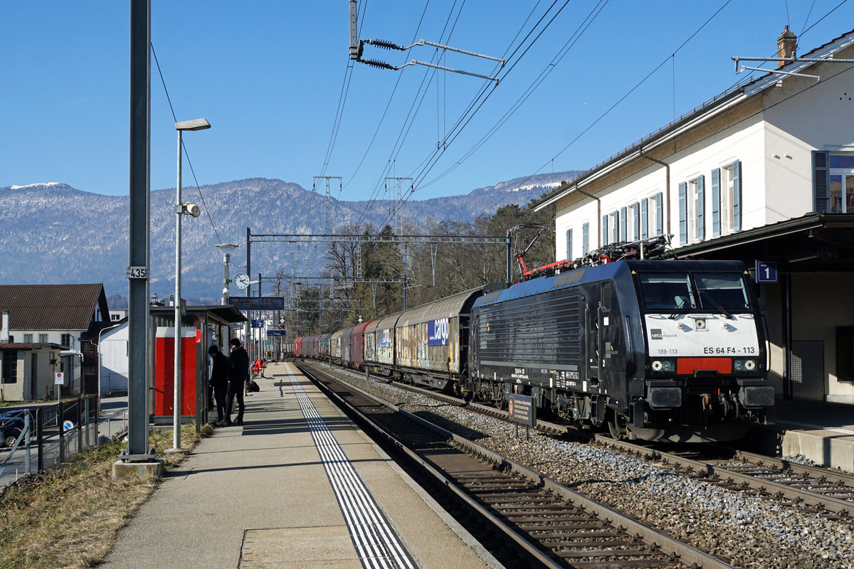  „Novelis-Zug“ 68740 Sierre-Göttingen bespannt mit der ES 64 F4 - 113, 189-113 anlässlich der Bahnhofsdurchfahrt Solothurn-West vom 14. Februar 2019. In letzter Zeit sind die beiden extra für die Führung dieses Zuges hergerichteten Loks (ES 64 F4-090 und 094) praktisch nie mehr am Zug. Gesichtet wurde meist eine Re 620.
Foto: Walter Ruetsch