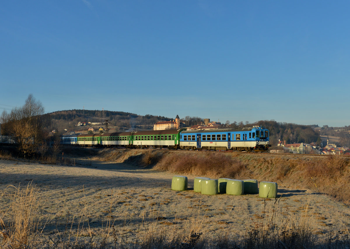 842 013 mit einem Sonderzug am 31.12.2015 bei Vimperk. 