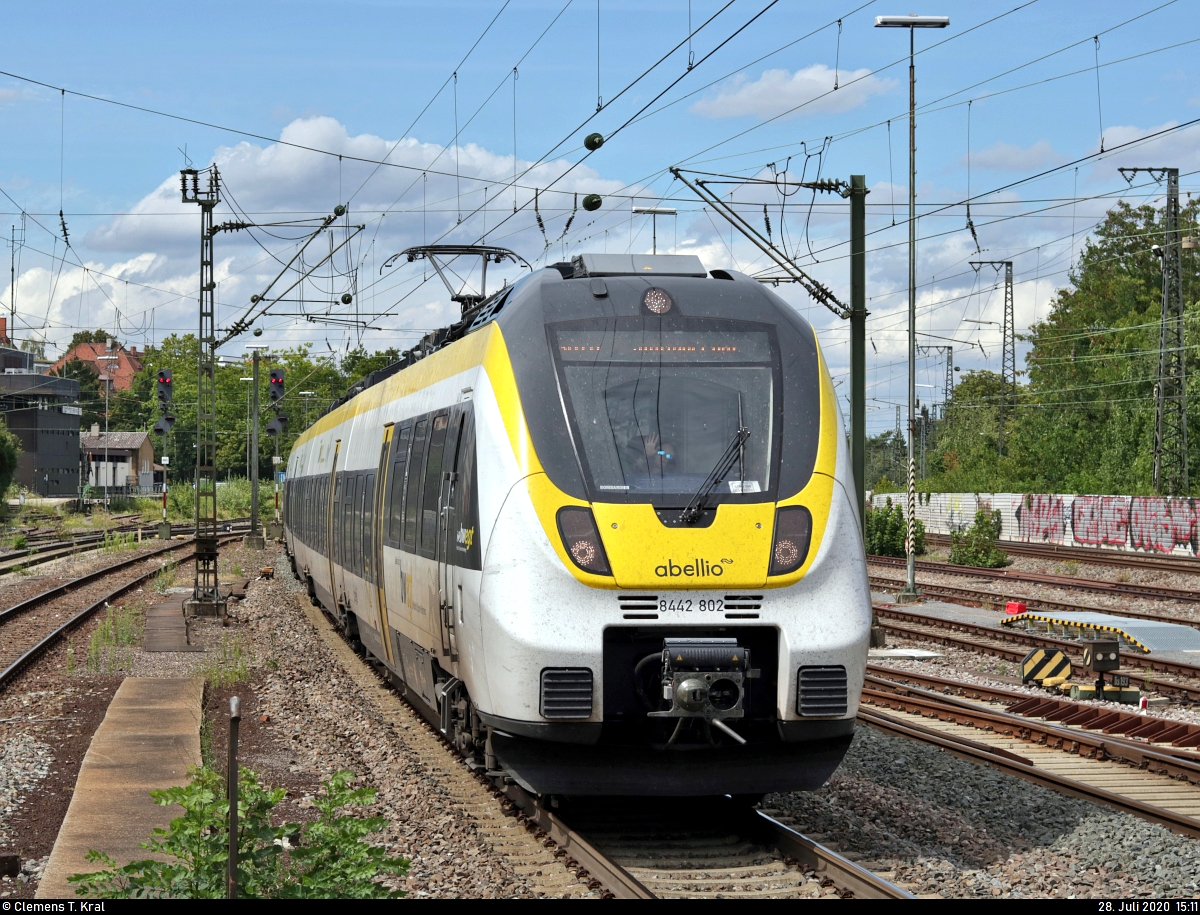 8442 802 und 8442 806 (Bombardier Talent 2) der Abellio Rail Baden-Württemberg GmbH als RB 19521 (RB17a) von Pforzheim Hbf bzw. RB 19621 (RB17c) von Bruchsal nach Stuttgart Hbf erreichen den Bahnhof Ludwigsburg auf Gleis 4.
Viele Grüße zurück an die Tf!
Aufgenommen am Ende des Bahnsteigs 4/5.
[28.7.2020 | 15:11 Uhr]
