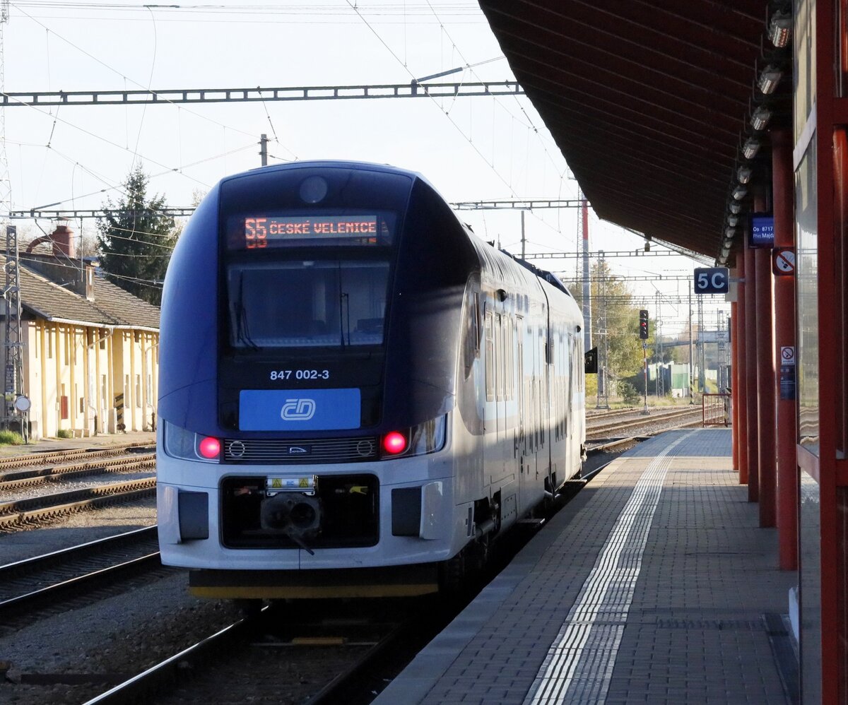 847 002-2 abfahrbereit Richtung České Velenice (deutsch Gmünd-Bahnhof, ursprünglich Unterwielands), es ist eher eine Nebenstrecke die über Trebon führt, allerdings 3x am Tage
verkehrt auf dieser Strecke der Schnellzug Silva Nortica  Prag-Wien Franz Joseph Bahnhof.
01.11.2024  15:39 Uhr.In  Veselí nad Lužnicí .