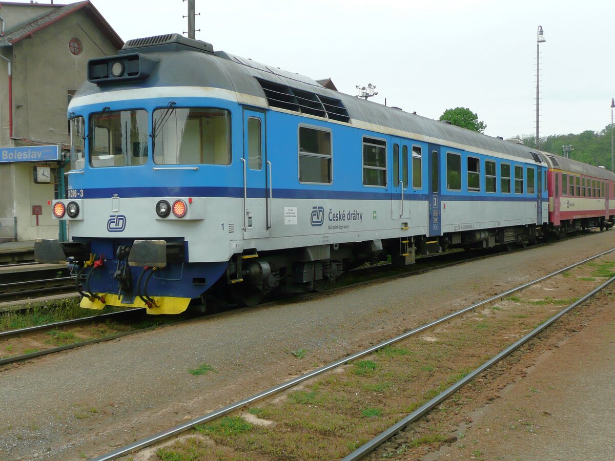 854 016 in blauer Farbgebung im Bahnfof Mlada Boleslav, fotografiert im Jahr 2019 