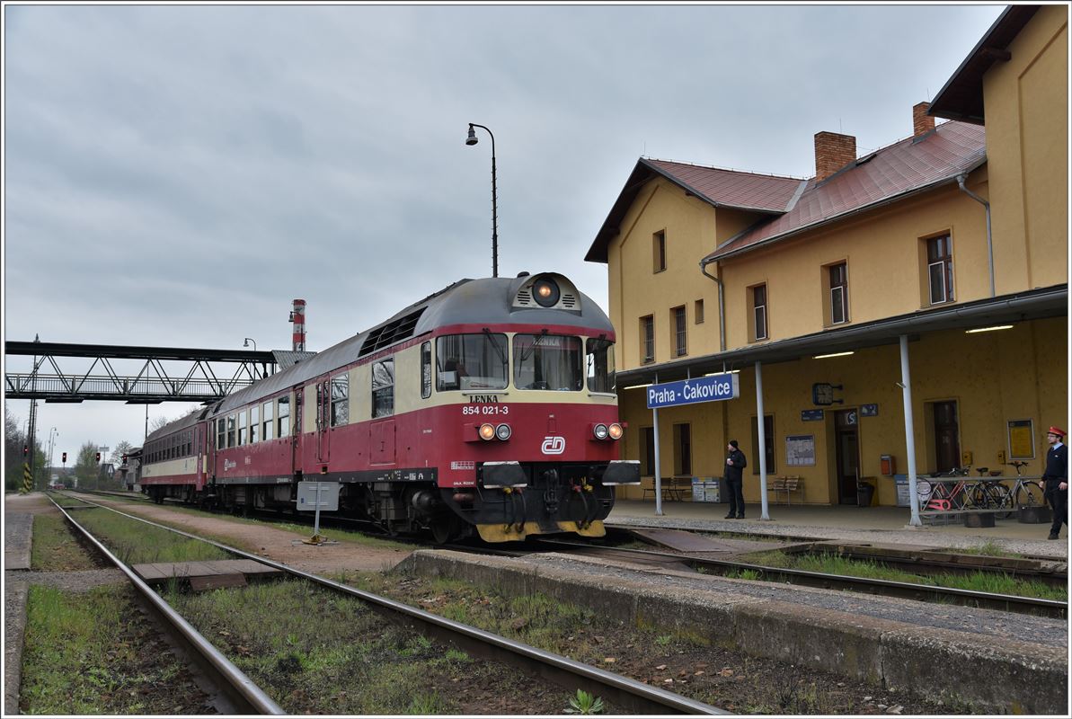 854 021-3 in Praha-Čakovice. (07.04.2017)