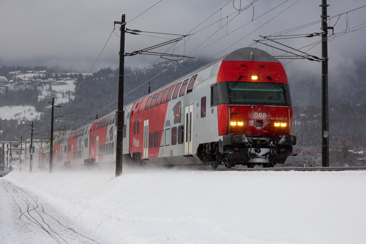 86-33 027-2 als Dosto Steuerwagen bei winterlichen Verhältnissen kurz vor Dornbirn Haselstauden. 25.21
