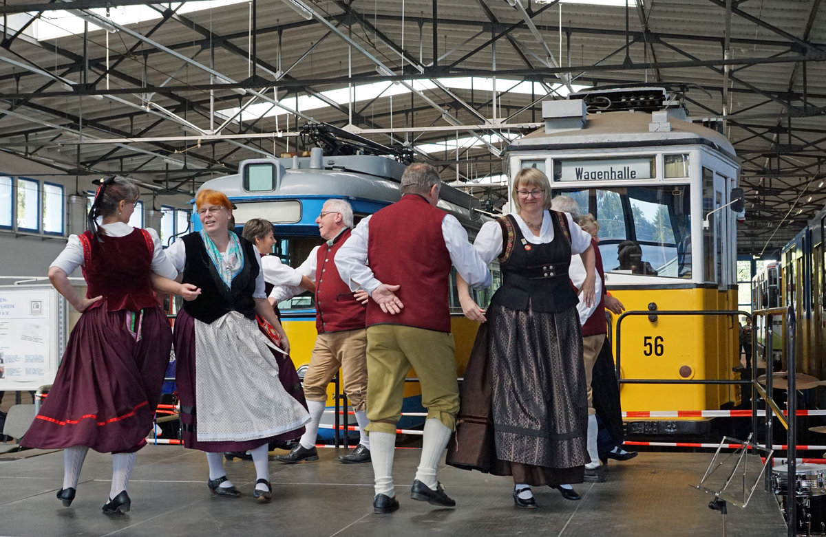 90 Jahre Thüringerwaldbahn.
125 Jahre Strassenbahn Gotha.
Am 21. September 2019 feierte Gotha das Doppeljubiläum 90 Jahre Thüringerwaldbahn und 125 Jahre Strassenbahn Gotha. Das grosse Fest mit den vielen Besuchern fand bei der Wagenhalle statt wo auch getanzt wurde. Beim Tramcorso und den Sonderfahrten stand der Gastriebwagen 23 aus Nordhausen im Mittelpunkt.
Foto: Walter Ruetsch