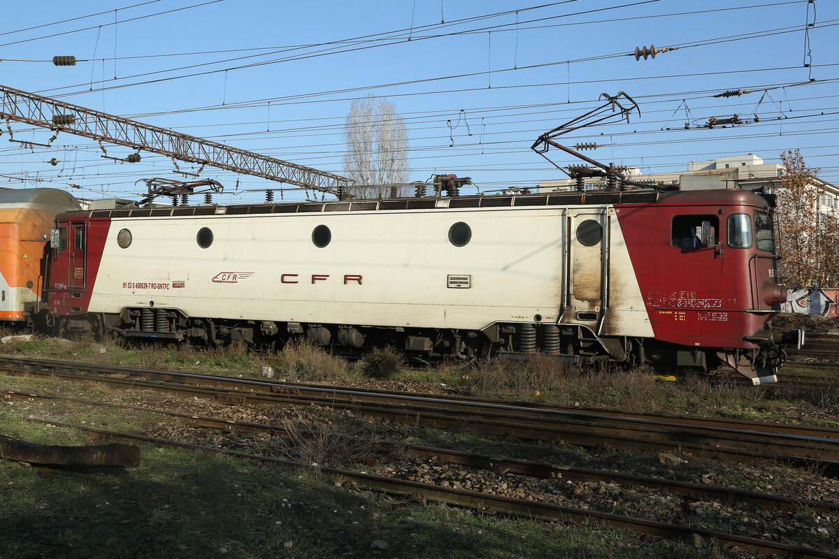 91 53 0 400639-7 RO-SNTFC der Klasse 40 wie ich erstmal studieren musste. In Rumänien fährt noch schön altes Eisen durch die Gegend. Zum Teil schöne Plaketten auf der Seite mit Baujahr und Ort. Am 13.12.24 gelichtet.