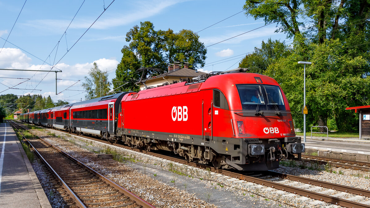 91 81 1216 024 durcheilt vor einem Railjet 2 am  15.08.2024 den Bahnhof Aßling Richtung Österreich.