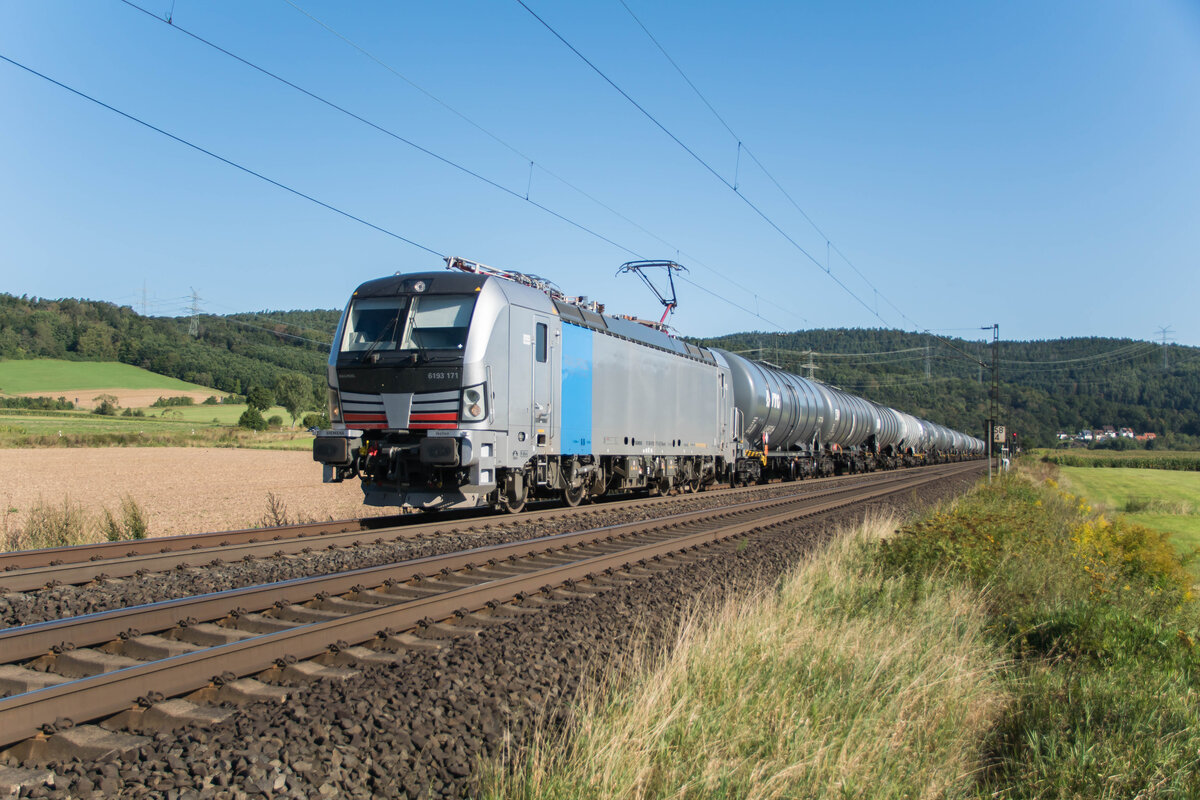 9193 171-6 ist bei Reilos mit einem Kesselzug in Richtung Fulda unterwegs,gesehen am 21.08.2024.