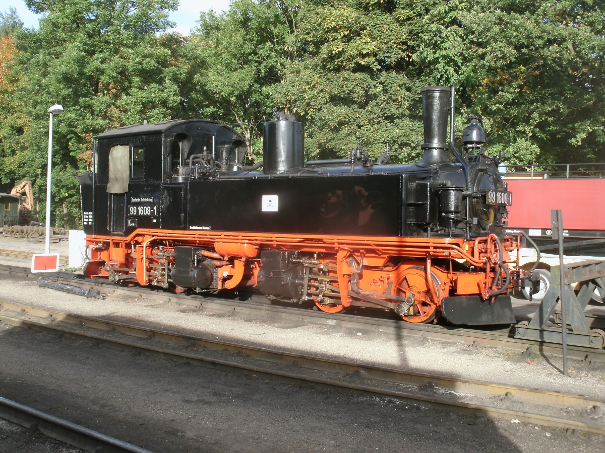 99 1608 wird im Oktober 2013 fr ein paar Tage beim Rasenden Roland zum Einsatz kommen.Hier sonnte sich die Lok,am 01.Oktober 2013,in der Putbuser Herbstsonne.