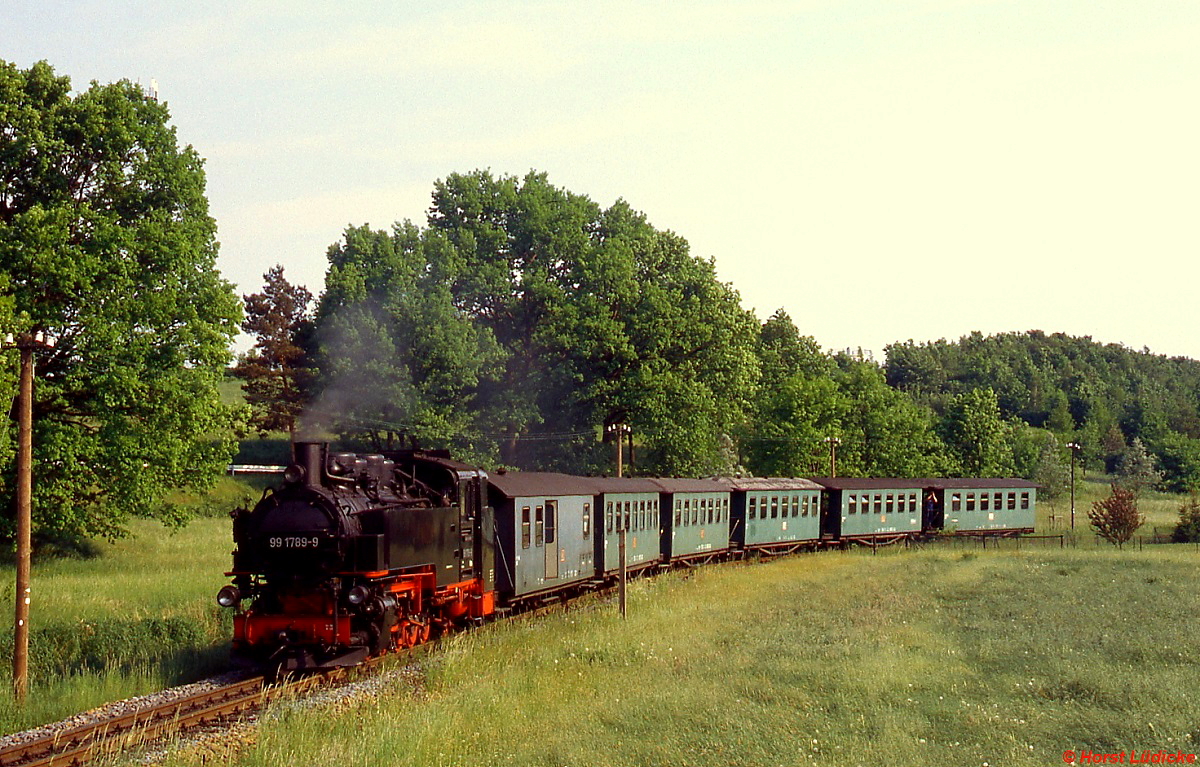 99 1789-9 hat im Mai 2002 mit ihrem Personenzug gleich den Endbahnhof Radeburg erreicht