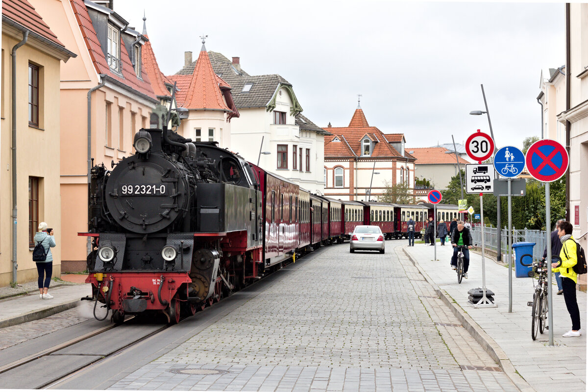 99 2321 mit Molli-Dampfzug am 16.09.2021 in Bad Doberan zwischen den Haltestellen Stadtmitte und Goethestraße. 