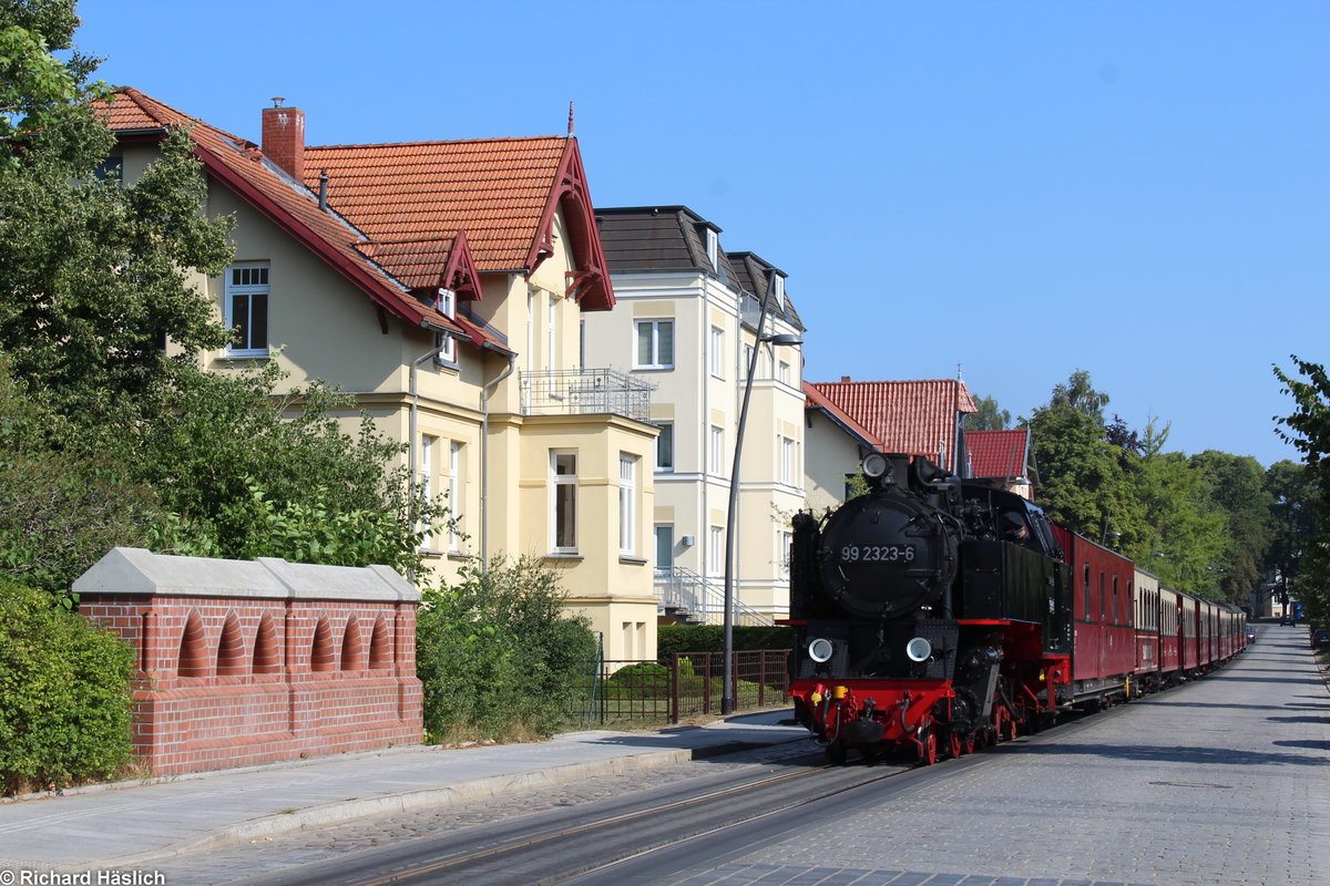 99 2323-6 rollt gerade in den Halt Bad Doberan Goethestraße hinein.