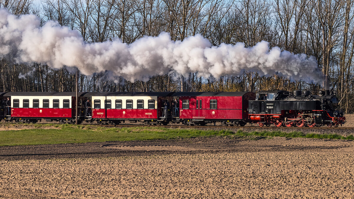 99 2324-4 Auf dem Weg nach Bad Doberan, östlich vom Yachthafen in Kühlungsborn - 16.04.2022