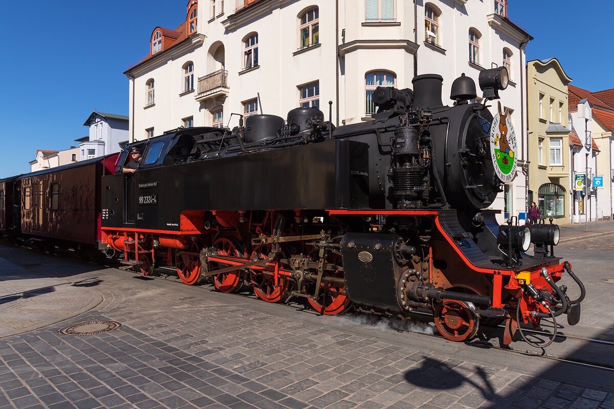 99 2324-4 auf der Straßenkreuzung Goethestraße und Severinstraße kurz vor Einfahrt in die 
 Molligasse in Bad Doberan - 17.04.2022