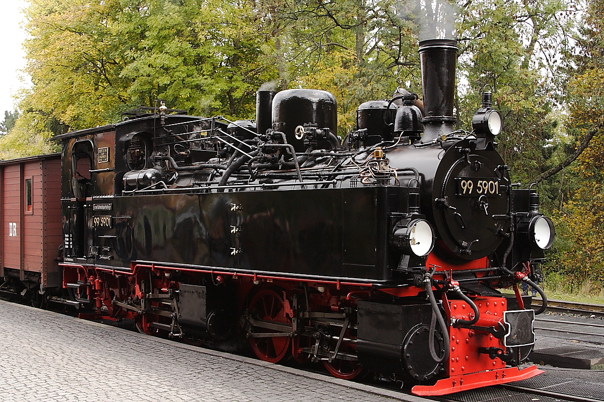 99 5901 vor einem Sonderzug der IG HSB am Nachmittag des 18.10.2013, kurz vor Abfahrt zum Brocken, auf Gleis 1 im Bahnhof Drei Annen Hohne.