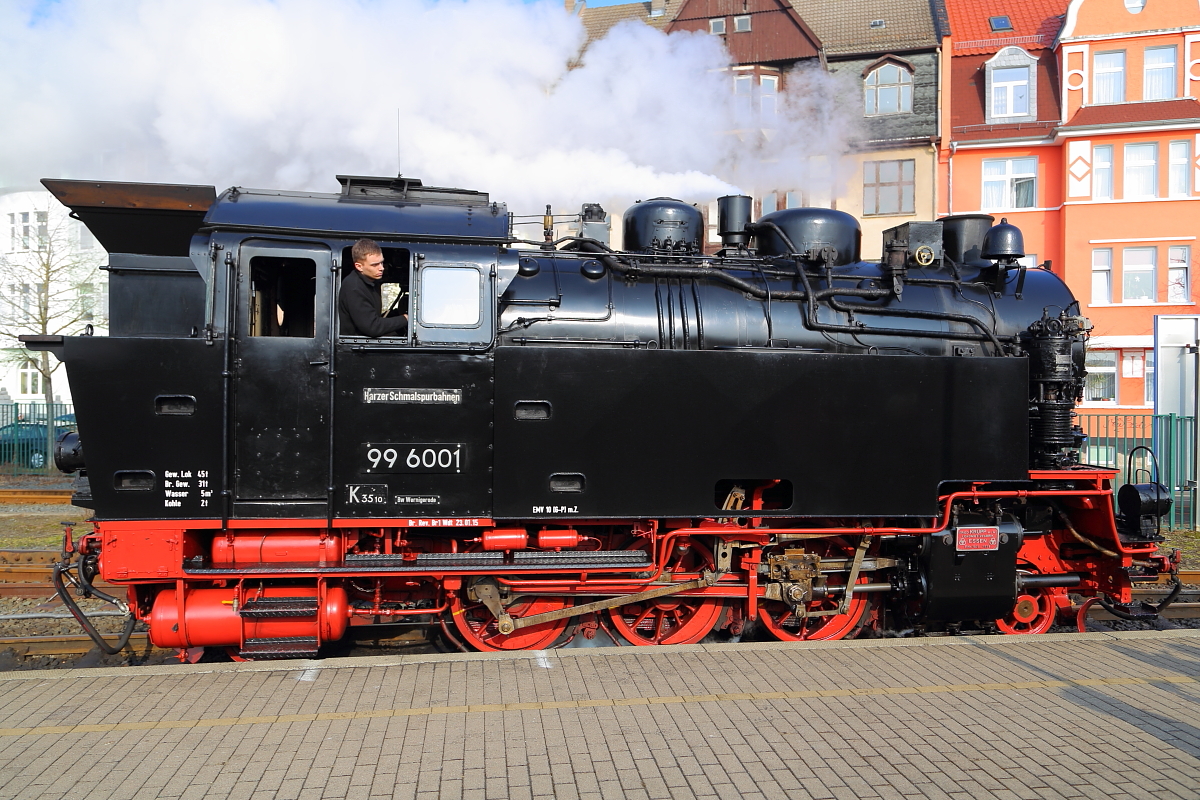 99 6001 am 15.02.2015 auf Rangierfahrt im Bahnhof Nordhausen-Nord. Sie hat gerade von ihrem IG HSB-Sonderzug abgekuppelt und ist jetzt auf dem Weg zur Mittagspause ins Bw. (Bild 1)