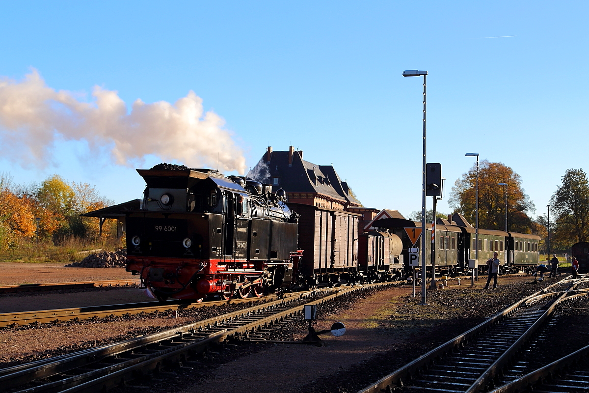 99 6001 am Morgen des 19.10.2014 beim Bereitstellen des Sonder-PmG`s der IG HSB auf Gleis 2 im Bahnhof Gernrode. Danach wird die Maschine ans andere Ende des Zuges umsetzen, um mit ihm dann zu einer Fotofahrt nach Alexisbad, Harzgerode und Silberhütte zu starten.