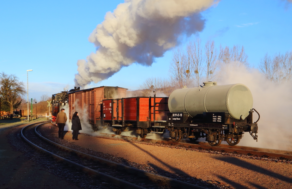 99 6101 am Morgen des 14.02.2015 auf Rangierfahrt im Bahnhof Gernrode. (Bild 3) Sie befindet sich hier gerade auf dem Abstellgleis direkt am Bahnhof, um einige Güterwagen abzuholen, welche dann einem Sonder-PmG der IG HSB beigestellt werden. Gerade wird der Zug aus dem Gleis gezogen. Der Einsatzleiter der HSB und die Zugführerin des Sonderzuges begleiten den Vorgang.