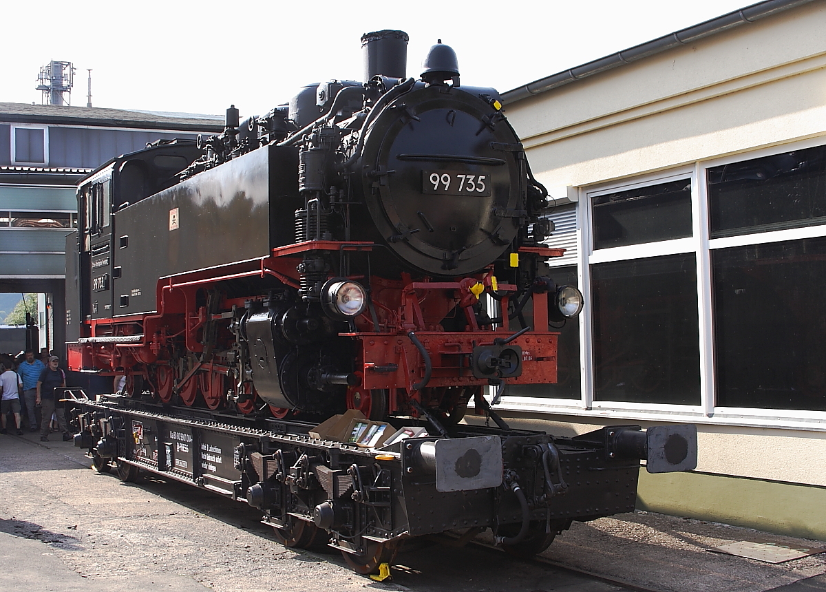 99 735 (schs. VII K) der Schsisch-Oberlausitzer Eisenbahngesellschaft (SOEG), hier prsentiert auf einem Regelspur-Spezialwaggon am 07.09.2013 im Dampflokwerk Meiningen. Die Aufnahme entstand whrend der XIX. Dampfloktage.