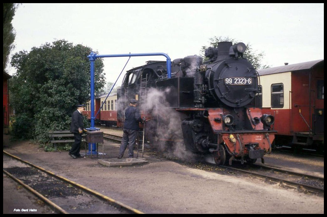 992323 fasst in Kühlungsborn West am Morgen des 3.10.1991 Wasser.