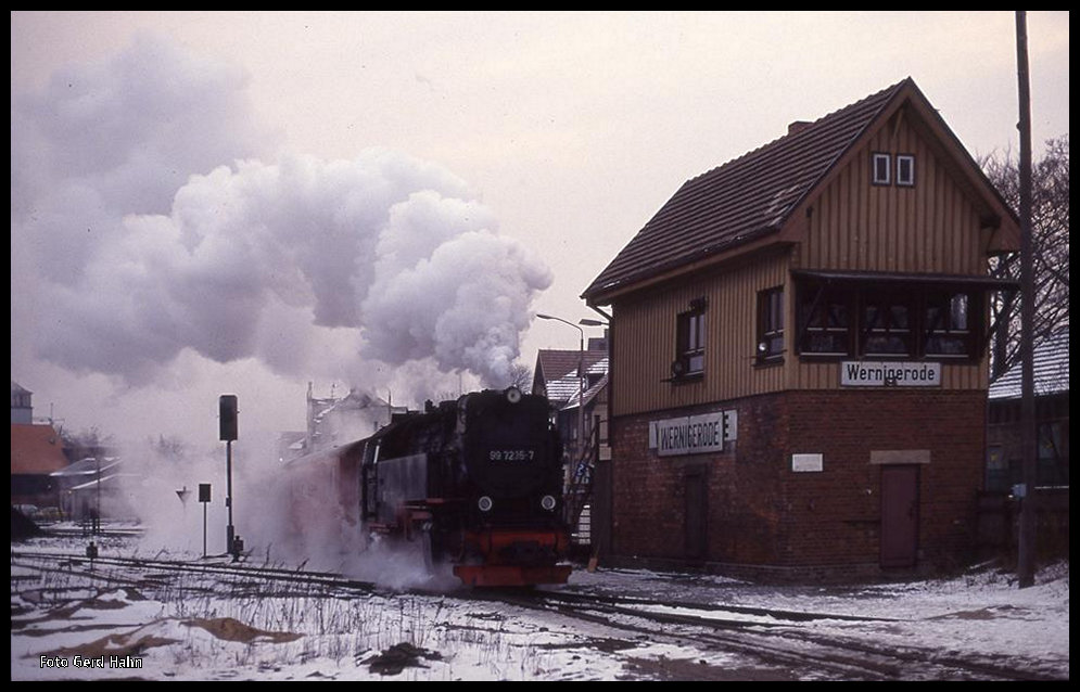 997235 passierte am 19.2.1994 um 8.36 Uhr bei der Ausfahrt in Wernigerode das dortige alte Stellwerk.