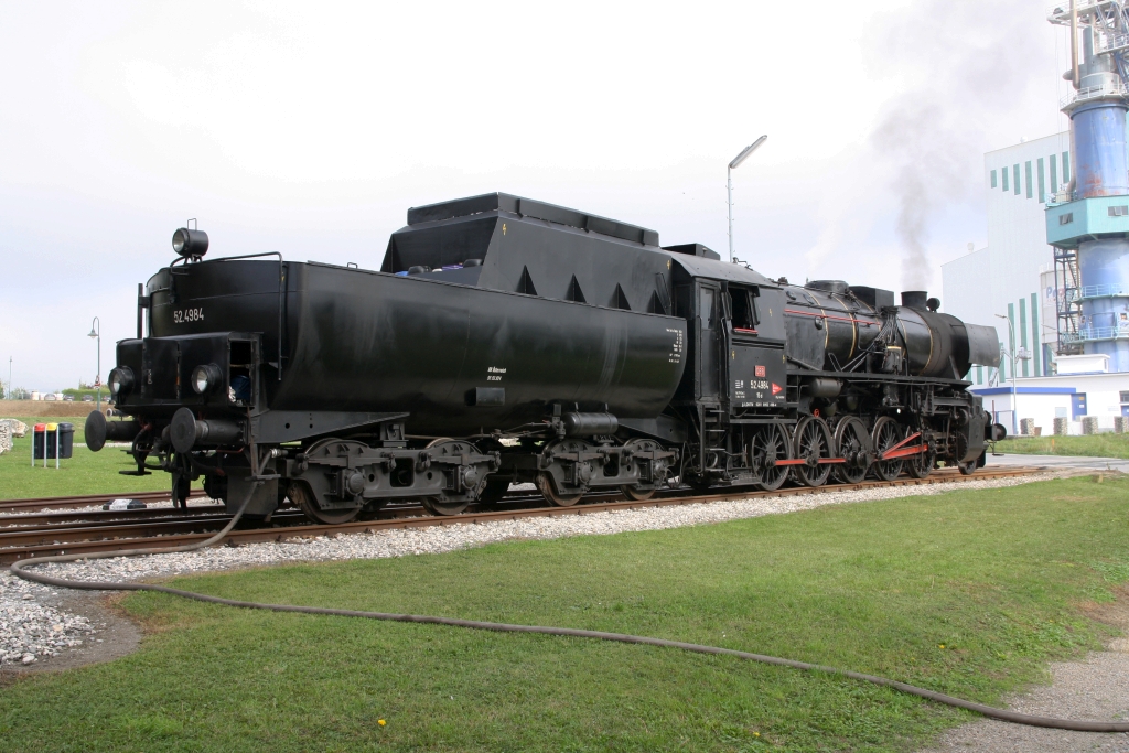 A-LOKTM 52.4984 am 04.Okt. 2021 beim Wassernehmen im Bahnhof Ernstbrunn.