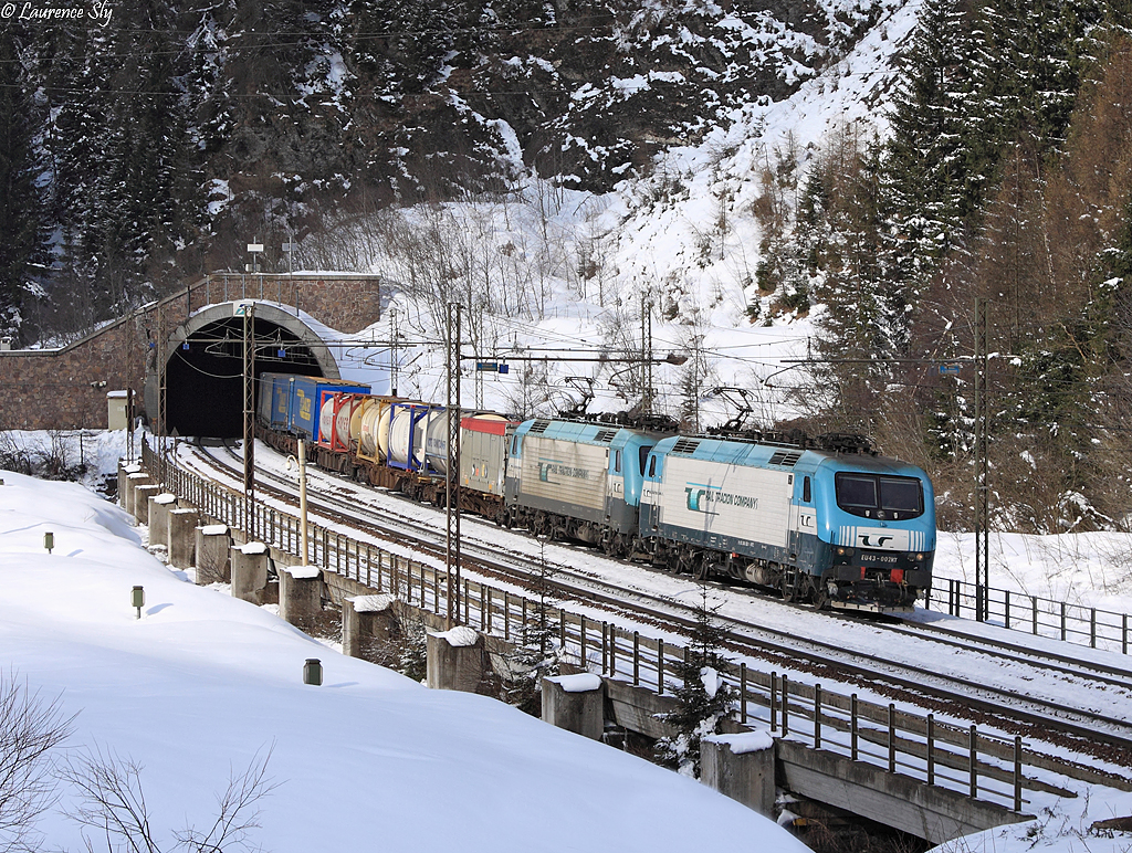 A pair of RTC EU43`s approach Brennero with a northbound cargo train, 26 March 2014. The leading locomotive is  EU43 002.