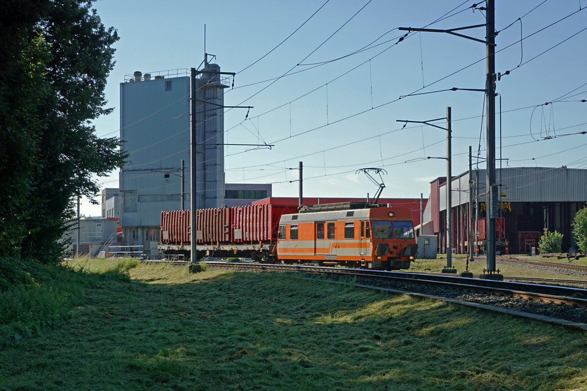 Aare Seeland mobil.
Die Aare Seeland mobil/ASm sowie die Transports de la région Morges-Bière-Cossonay/MBC sind noch die einzigen Schmalspurbahnen der Schweiz die mehreren Güterkunden Normalspurwagen per Rollbock zustellen. Im Raum Langenthal steht der De 4/4 121 mit Baujahr 1987 täglich im Einsatz für die Zu- und Abfuhren bei vier Firmen.
KEBAG-Zug in Langenthal am 6. August 2020.
Foto: Walter Ruetsch