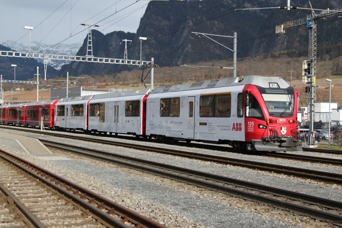 ABB Allegra(er erhielt kürzlich eine neue Beschriftung)mit dem Gliederzug auf Testfahrt am 18.12.15 in Untervaz.