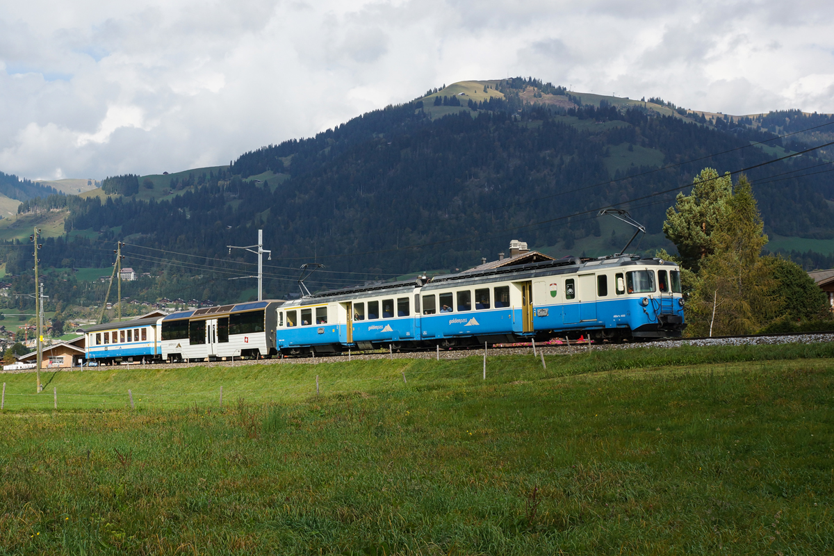 ABDe 8/8 4002 erreicht am 04.10.2014 mit dem Regio 2222 Gstaad. Leider hatte sich die Sonne wenige Augenblicke vorher verzogen.