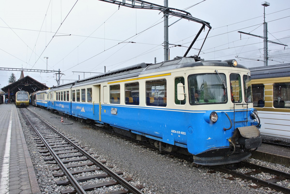 ABDe 8/8 4003 mit Regio nach Montreux in Zweisimmen, 22.10.2014.