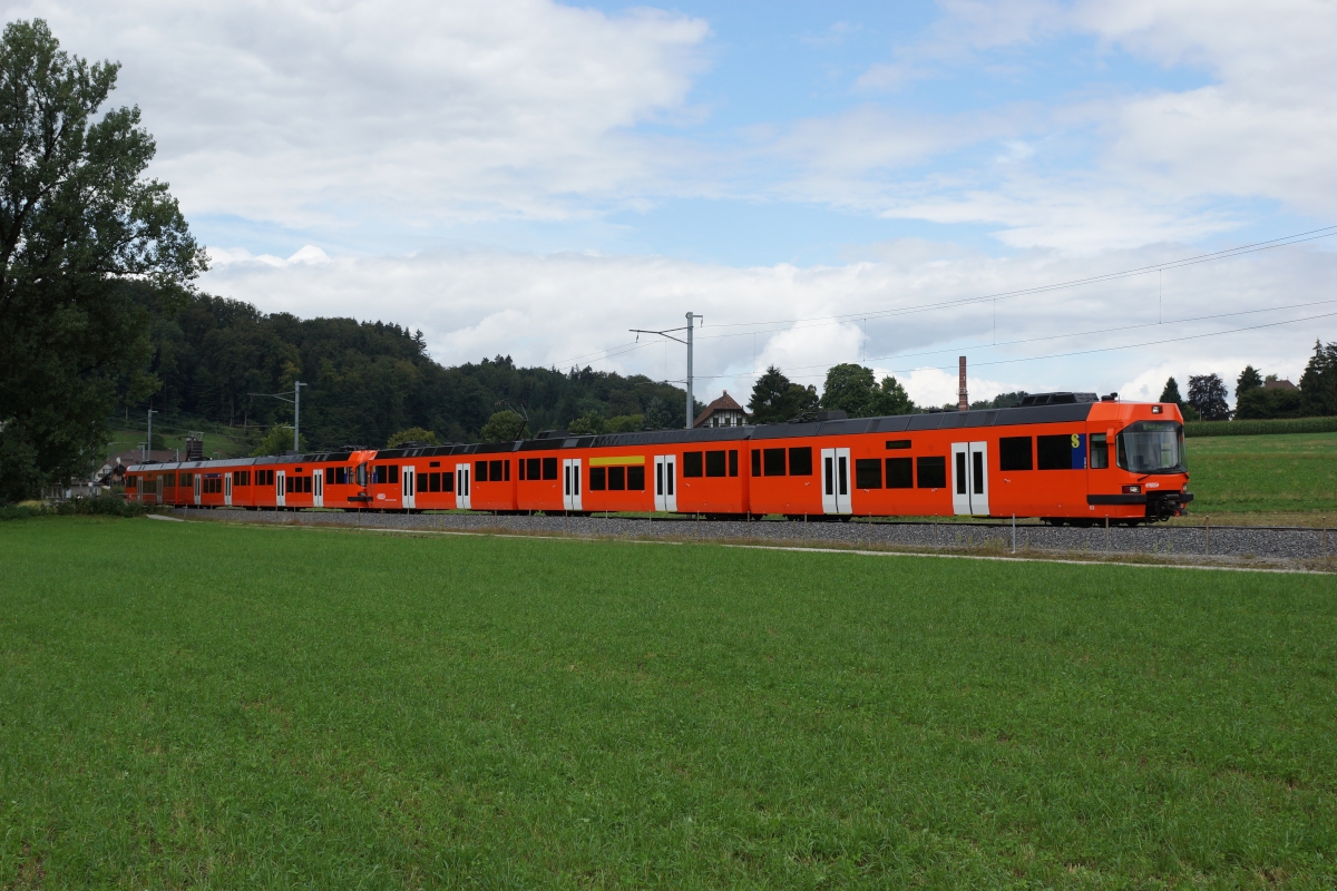 ABe 4/12 63 und Be 4/12 62 fahren am 25.08.2013 als S 7 von Deisswil Richtung Stettlen.