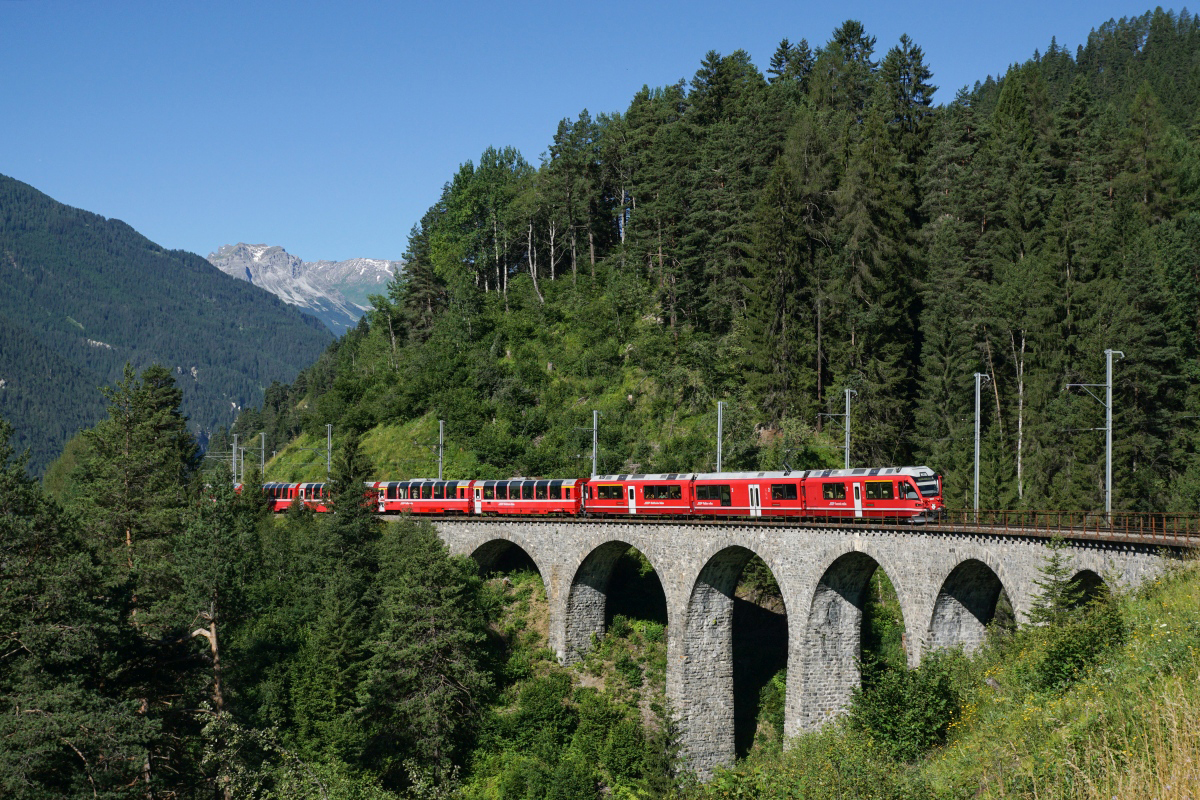  ABe 8/12 3504 überquert am 18.07.2016 mit dem BEX 951 den Schmittentobel-Viadukt bei Filisur.