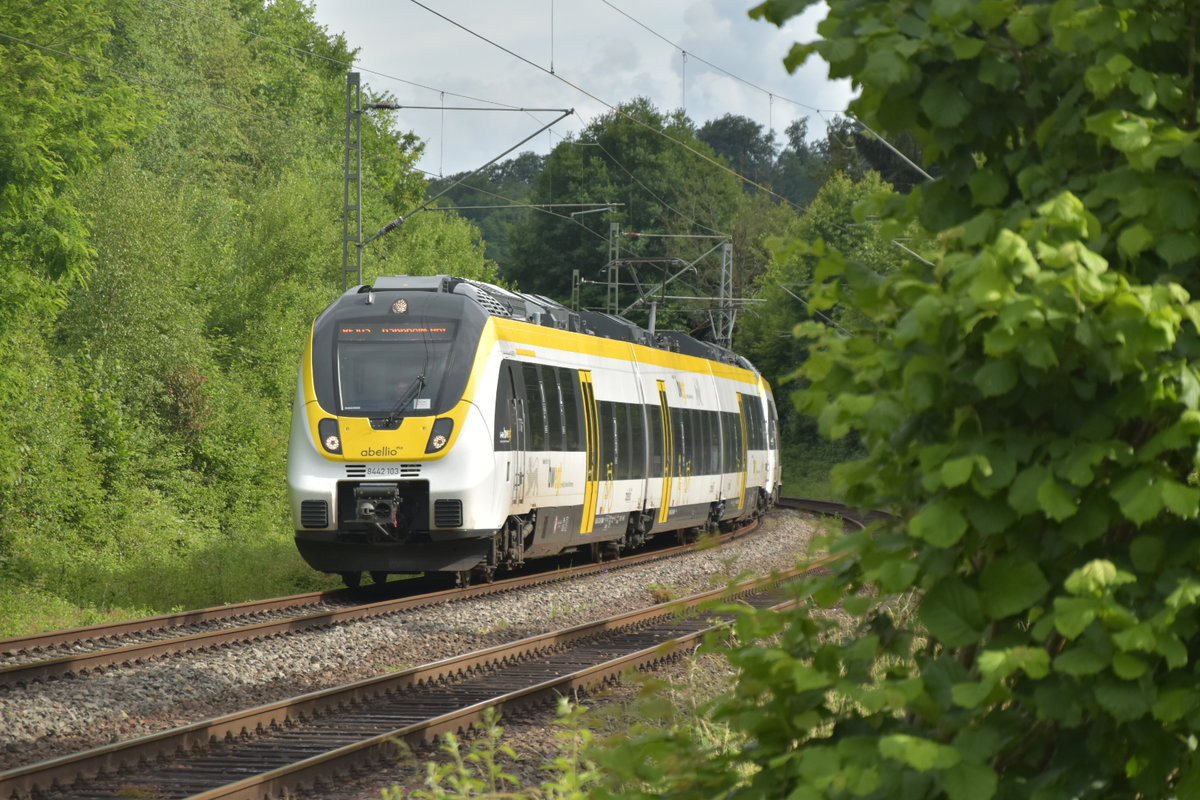 Abellio 8442 103 fährt im Doppel mit 8442 106 am Sonntag den 7.6.2020 nach Mannheim durch Neckargerach  als RE 10a. 