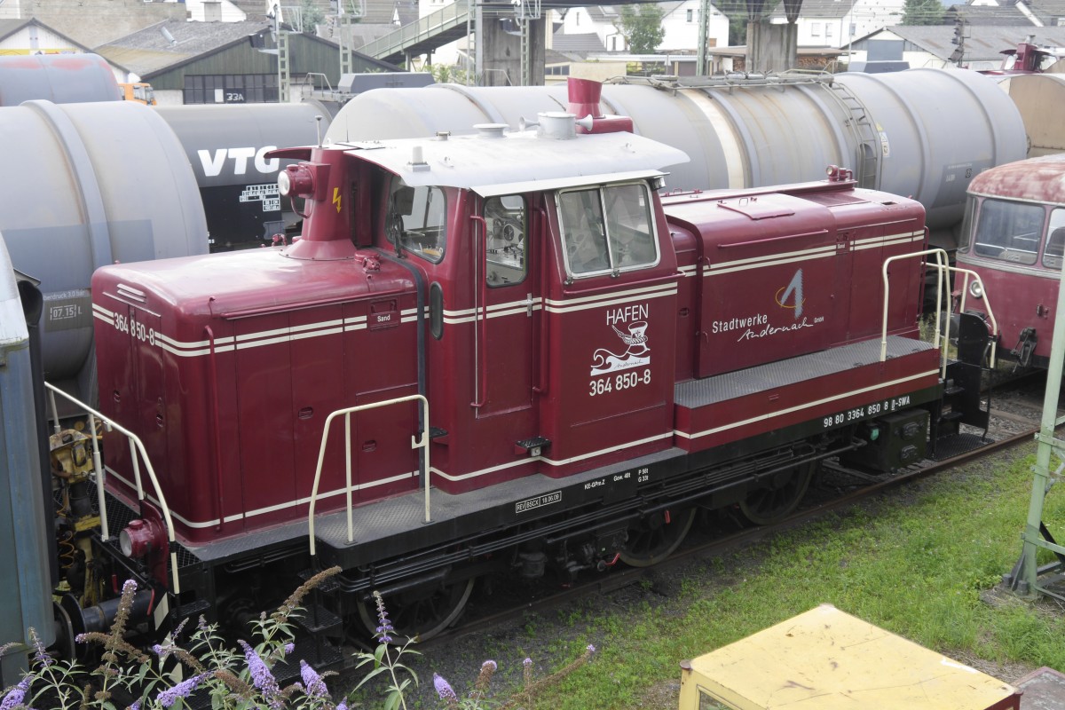 Abgestellt und eingeklemmt in Linz/Rh.: 98 80 3364 850-8 D-SWA der Hafenbahn Andernach, 24.7.14.