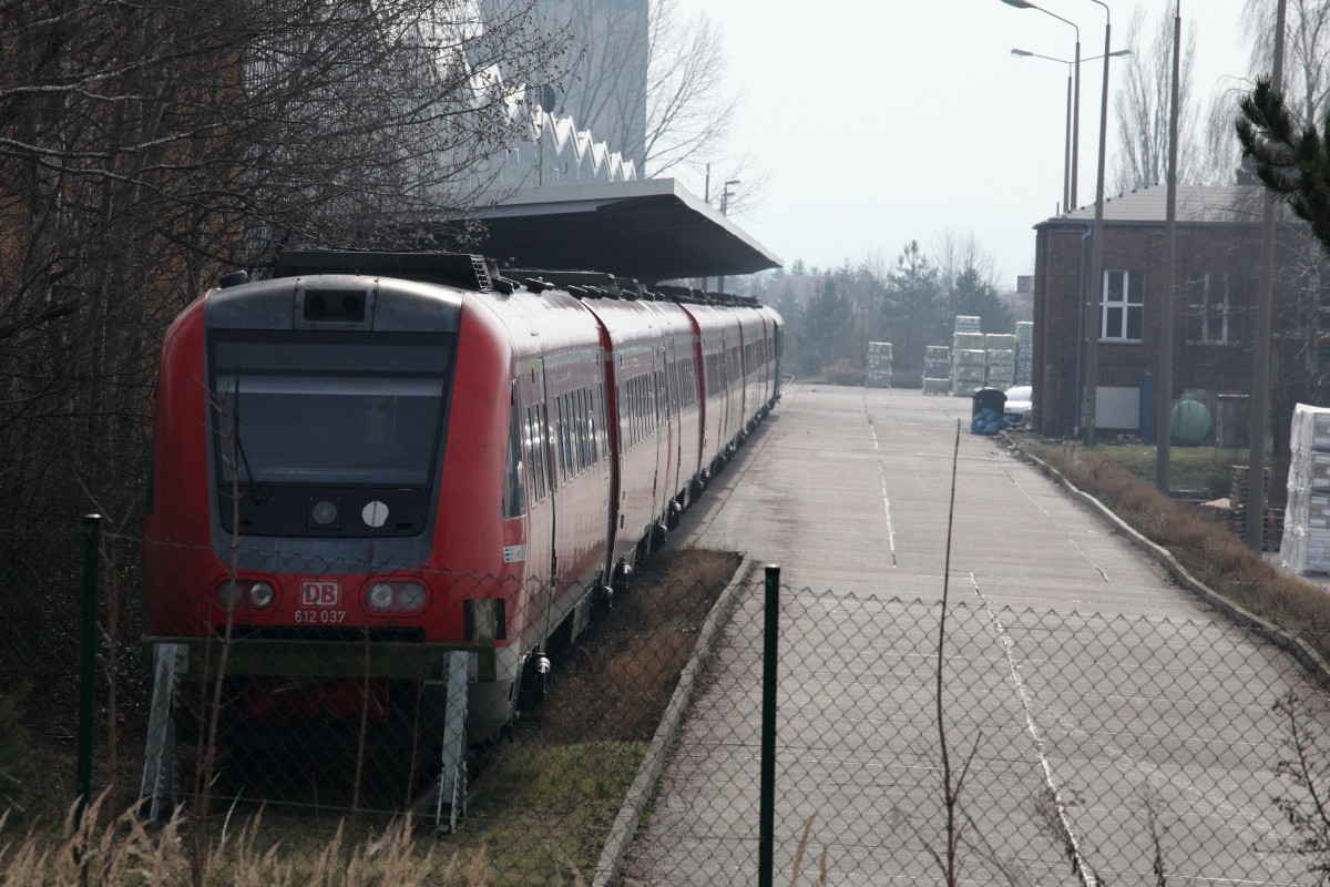 Abgestellt, für immer (?), sind hier einige TW der Baureihe 612, voran 612 037 , an 
der Laderampe auf dem Gelände der Usedomer Bahn in Niederau. 28.02.2016 12:41 Uhr.